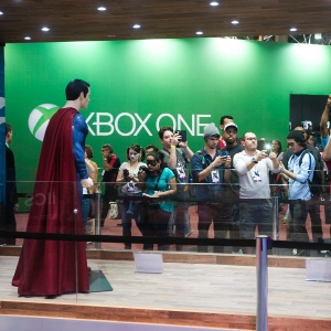 3.dez.2015 - Público fotografa uniformes de Batman e Superman expostos na Comic Con Experience 2015, no Centro de Exposições São Paulo Expo - Lucas Lima/UOL