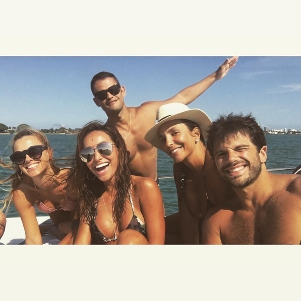 27.abr.2016 - Carolina Dieckmann, Sabrina Sato, Rodrigo Branco, Ivete Sangalo e Duda Nagle curtem verão em Miami - Reprodução/Instagram/sabrinasatoreal