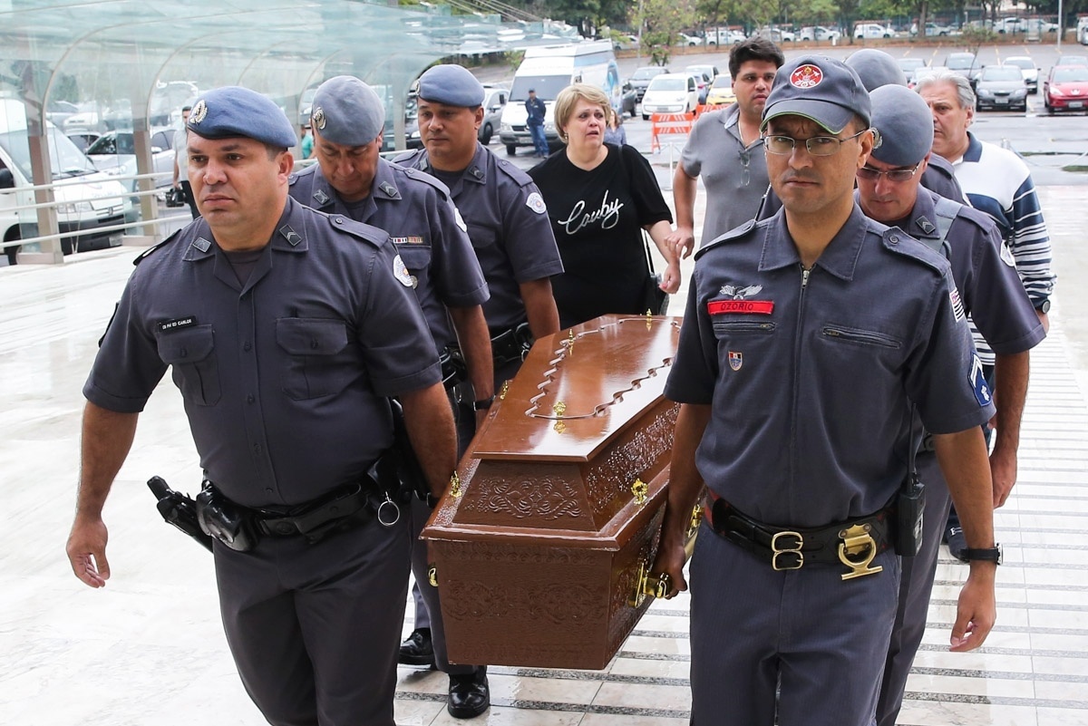16.mai.2016 - Corpo de cantor Cauby Peixoto chega a Assembleia Legislativa de São Paulo, por volta das 8h30 da manhã. O velório começa às 9h e será aberto ao público - Manuela Scarpa/Brazil News