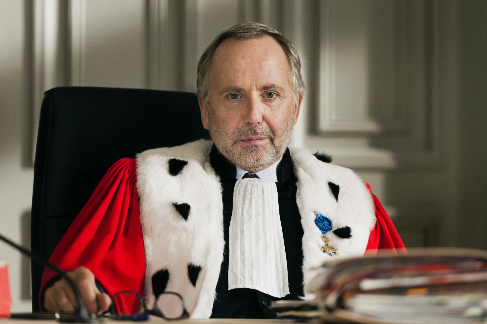 "A Corte" (2015), de Christian Vincent, conta com Fabrice Luchini, Sidse Babett Knudsen e Eva Lallier no elenco. Na trama, Michel Racine é um temido juiz, presidente de tribunal. Rigoroso, ele é conhecido como "o Presidente com dois dígitos", nome que lhe foi atribuído por suas sentenças serem sempre superiores a dez anos. Tudo muda no dia em que Racine encontra Ditte Lorensen-Coteret, que faz parte do júri popular - Divulgação