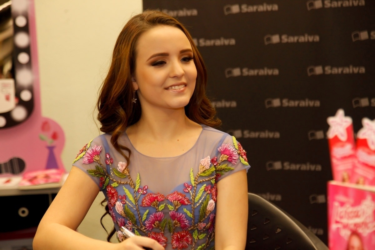 26.jun.2016 - A atriz e cantora Larissa Manoela, mais conhecida pelo seu papel de Maria Joaquina em "Carrossel", reuniu uma multidão em São Paulo no lançamento de seu livro, "O Diário de Larissa Manoela" - Marcos Ribas/Brazil News