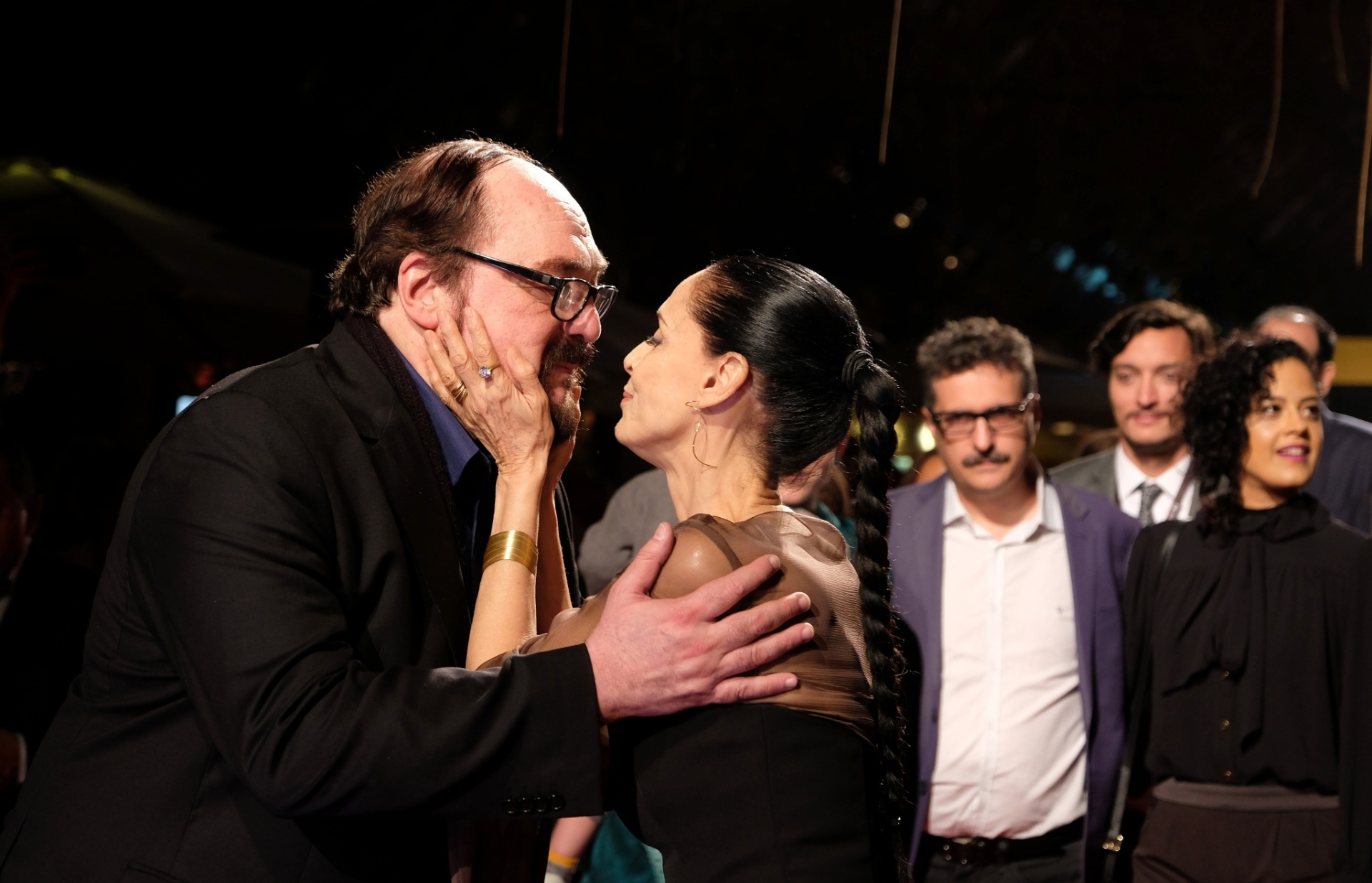 26.ago.2016 - Sonia Braga e o crítico de cinema Rubens Ewald Filho se cumprimentam em Gramado - Edison Vara/Pressphoto