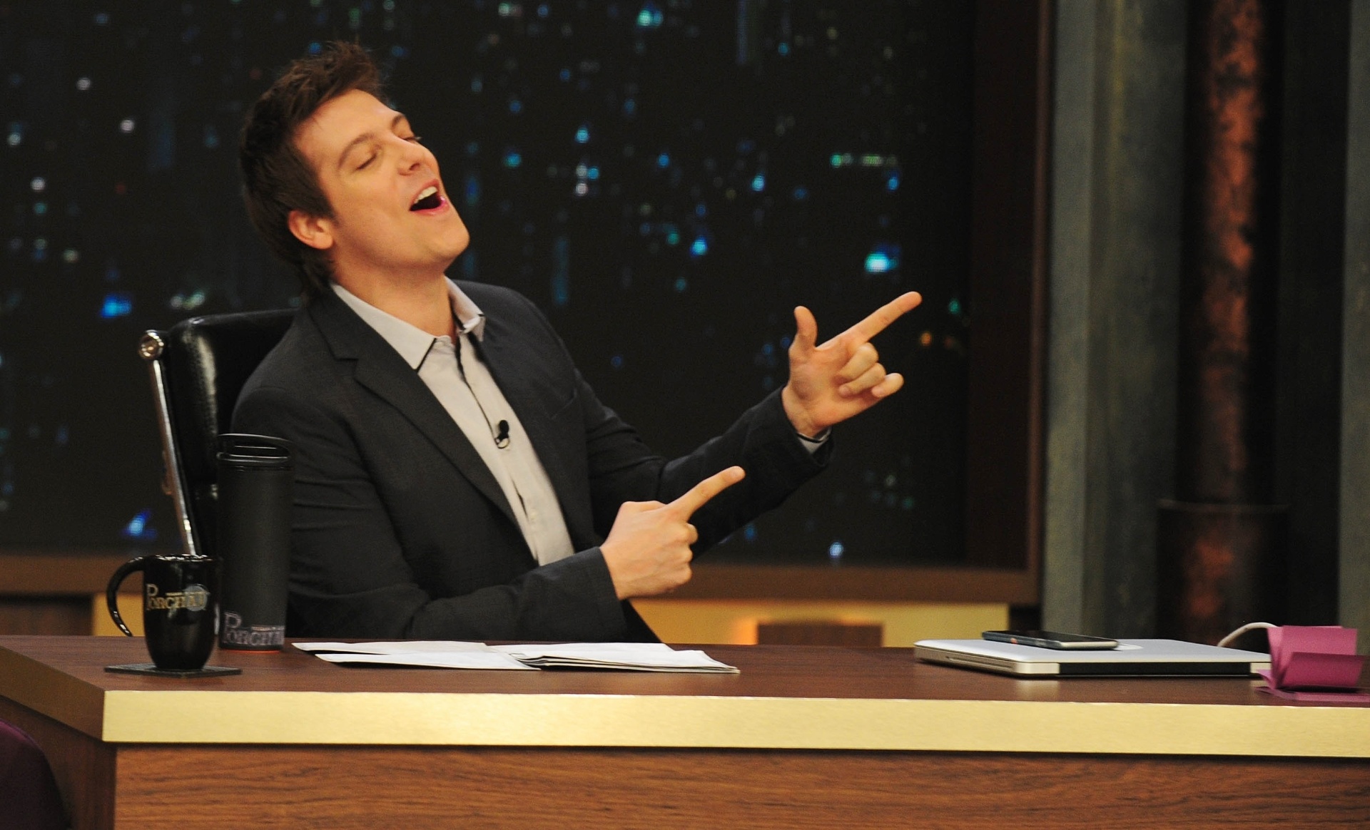 programa do porchat - ele sentado - Junior Lago/UOL