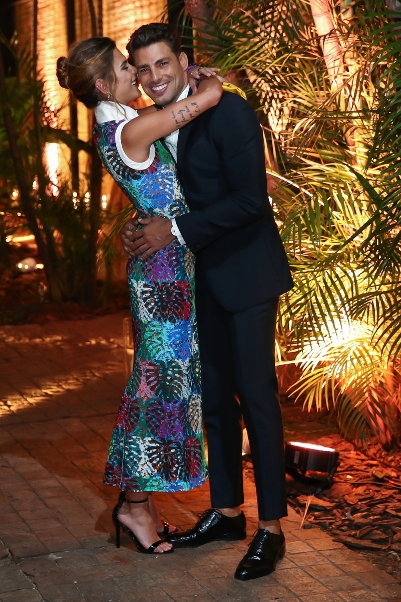 22.nov.2016 - Cauã Reymond ganha beijos da namorada Mariana Goldfarb no jantar III Gala SP, promovido pela BrazilFoundation, em São Paulo - Manuela Scarpa/Brazil News