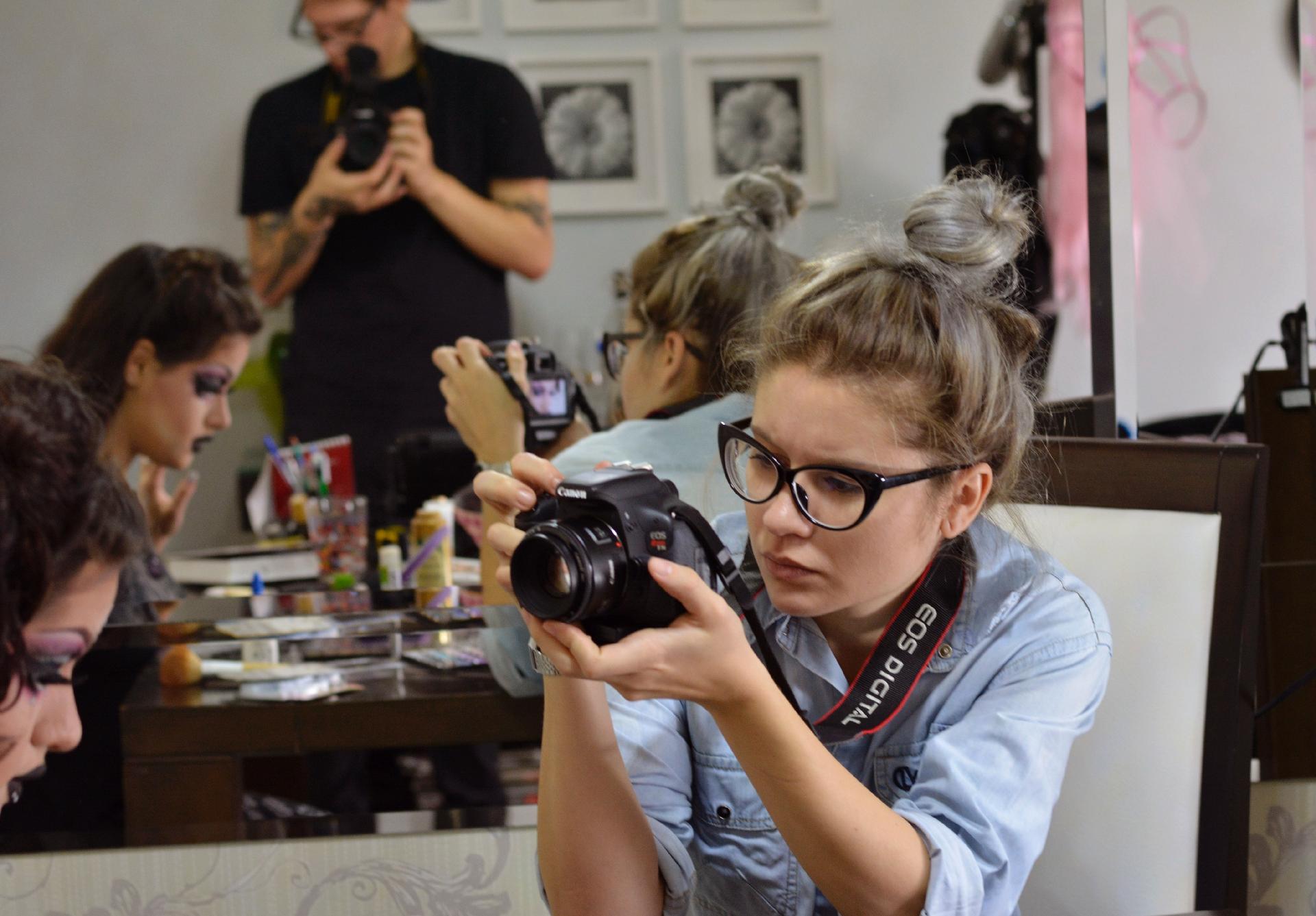 A diretora Kelviane Lima registra as cenas do documentário "They Can Do It" - Kelviane Lima/Divulgação