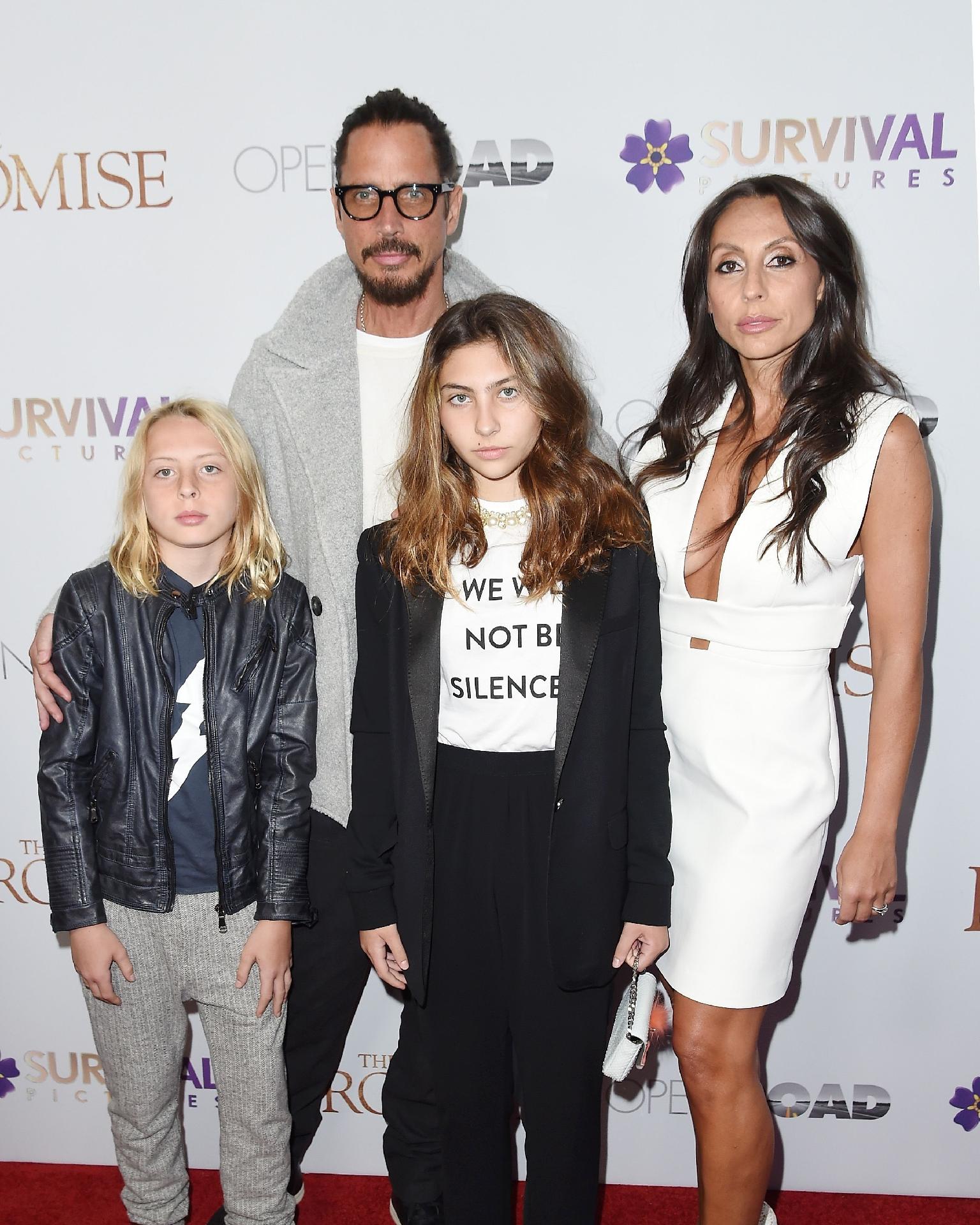 Chris Cornell e a família em uma pré-estreia do filme "A Promessa", em Nova York, no dia 18 de abril de 2017 - Nicholas Hunt/Getty Images North America/AFP Photo