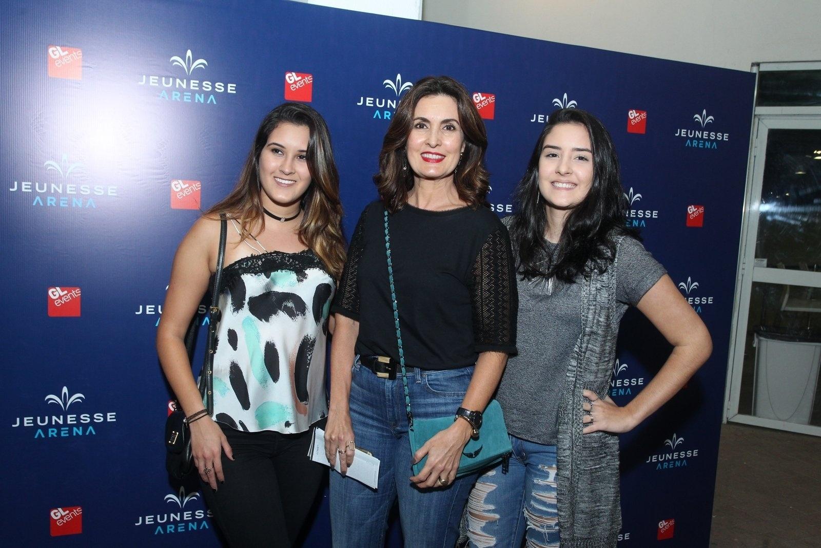 Fátima Bernardes com as filhas Beatriz e Laura no show de Ed Sheeran no Rio de Janeiro - Marcello Sá Barretto/AgNews