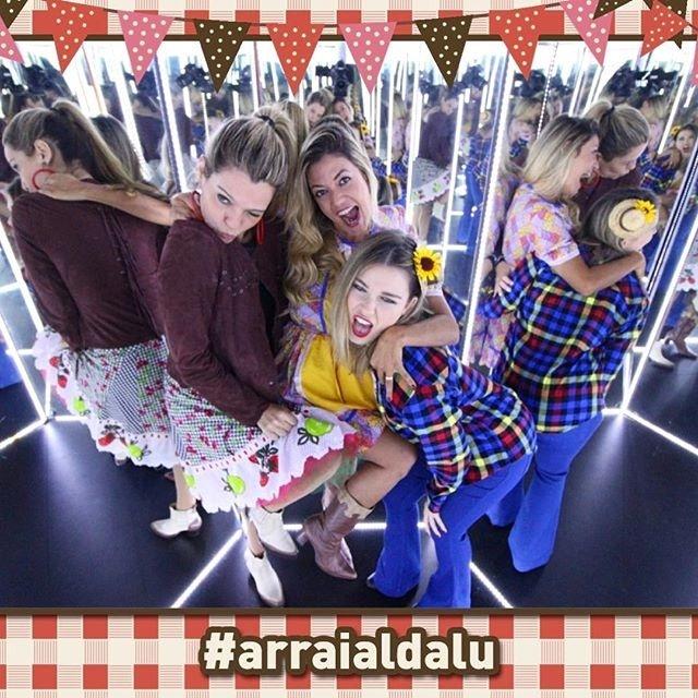 Kika Martinez, Carol Sanches e amiga na festa - Reprodução/Instagram