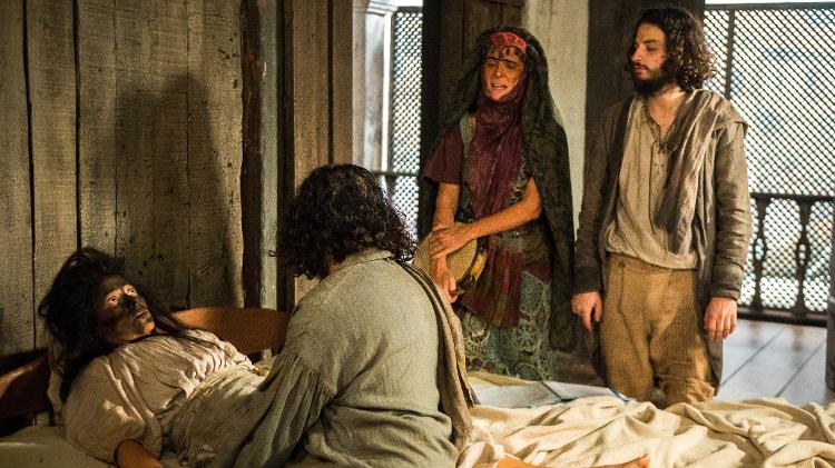 Licurgo (Guilherme Piva) e Hugo (Cesar Cardadeiro) ainda tentando reanimar Germana (Vivianne Pasmanter). Elvira (Ingrid Guimarães), como madame Dalila, observa, desconfiada, em "Novo Mundo" - Raquel Cunha/TV Globo - Raquel Cunha/TV Globo