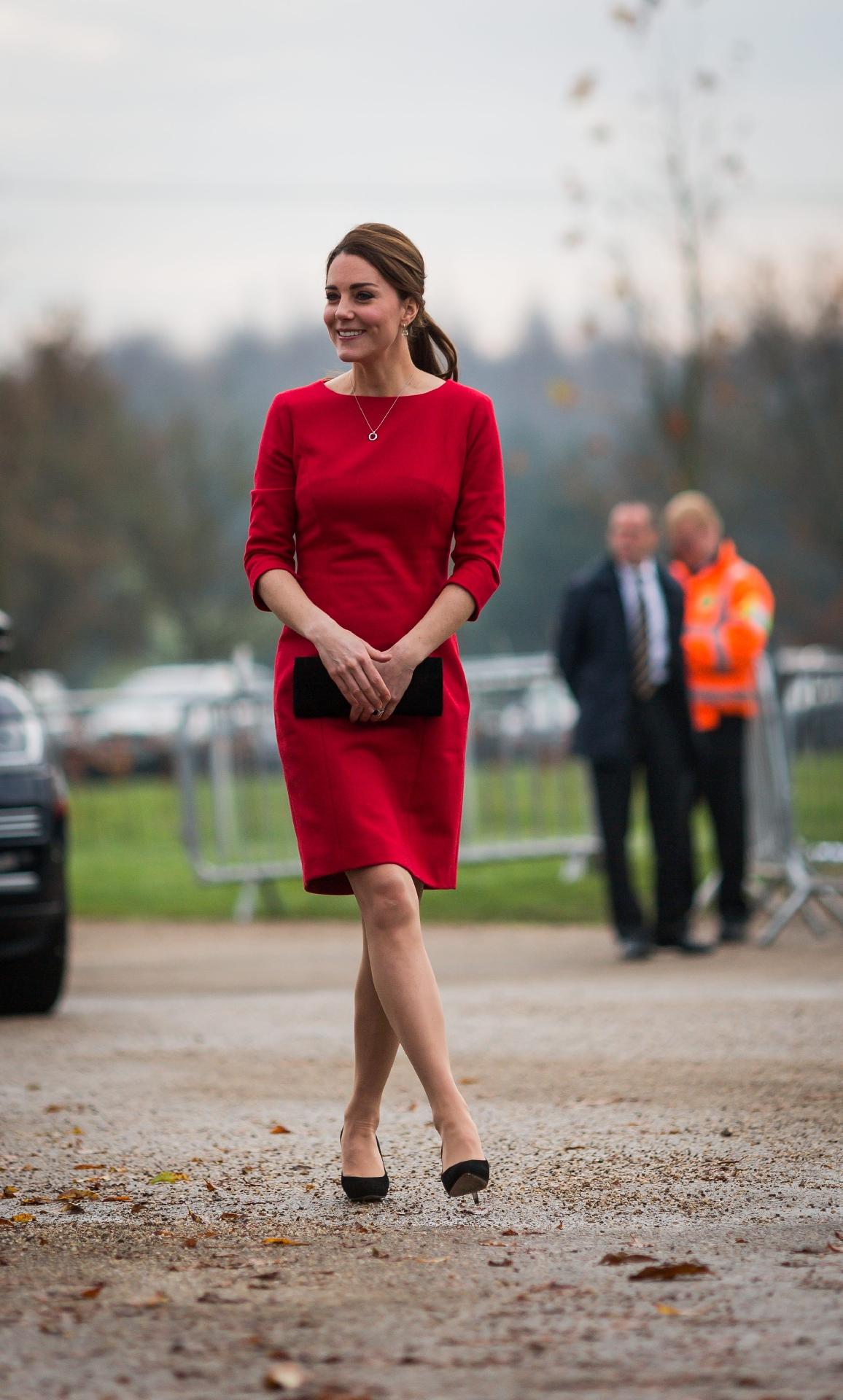 Bem no início da gestação da princesa Charlotte, em 2014, Kate escolheu um vestido com corte estratégico nas laterais, acentuando as curvas ao mesmo tempo em que suaviza a silhueta. - Getty Images