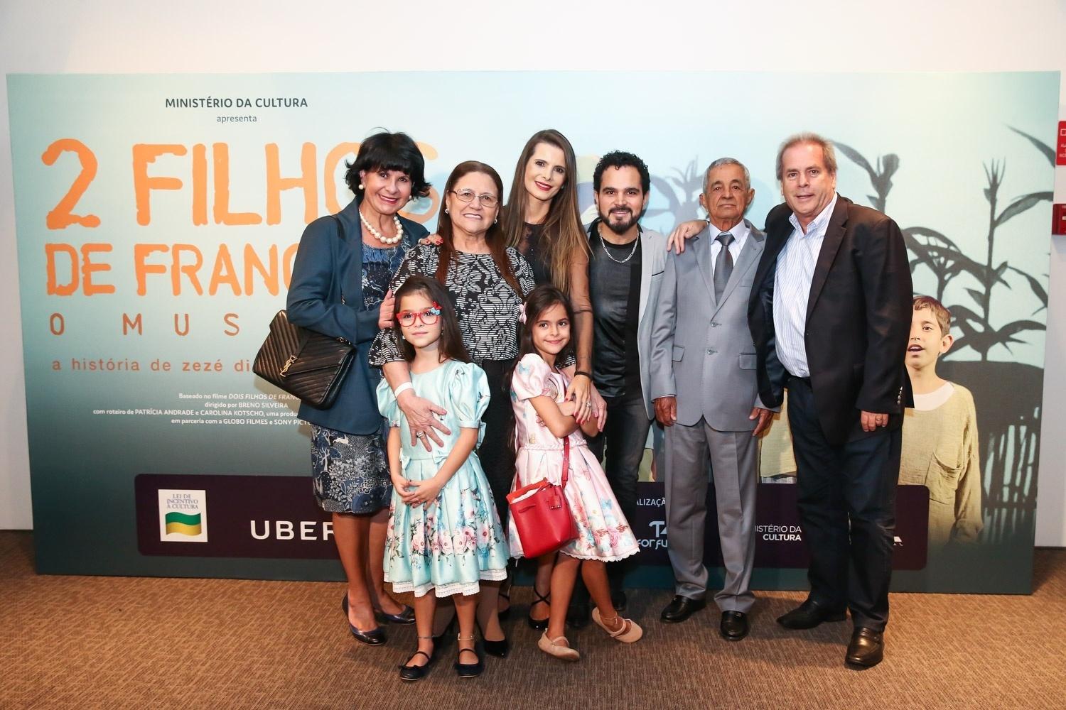 Os irmãos Zezé Di Camargo e Luciano reuniram nesta segunda-feira (2) amigos e familiares para a pré-estreia de "2 Filhos de Francisco - O Musical", no teatro Cetip, no complexo Tomie Ohtake, em São Paulo - Marcos Ribas/Brazil News