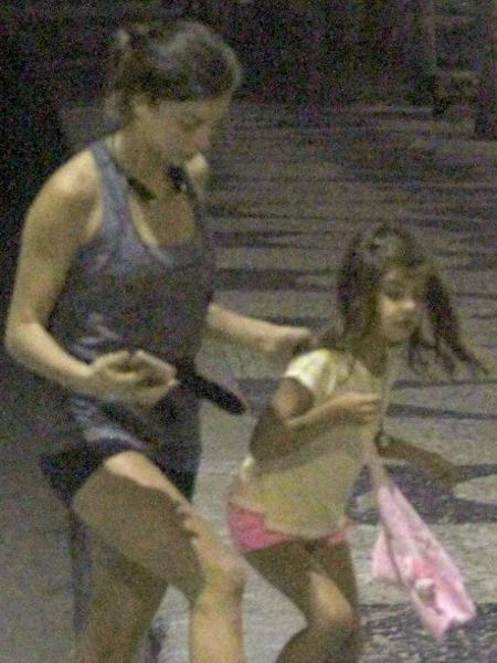 Grazi Massafera deixa praia com a filha, Sofia - AgNews - AgNews