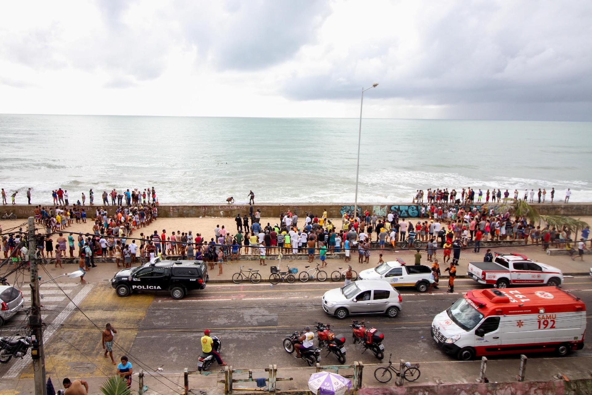 Helicóptero da Globo Nordeste cai na Praia do Pina, Zona Sul do Recife - Estadão Conteúdo