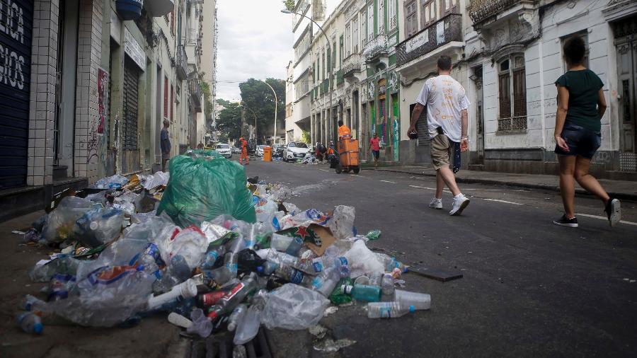 Após mais um dia de folia, o lixo nas ruas do centro do Rio de Janeiro nesta segunda - Luciano Belford/Agência O Dia/ Estadão Conteúdo
