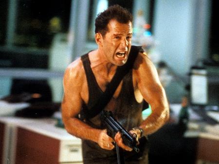 Bruce Willis em cena de "Duro de Matar" (1988) - Divulgação