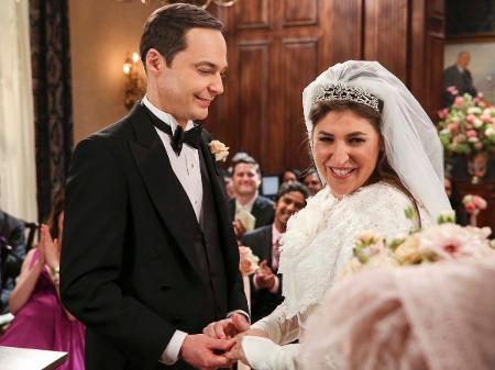 Amy (Mayim Bialik) e Sheldon (Jim Parsons) se casam em foto de "The Big Bang Theory" - Divulgação
