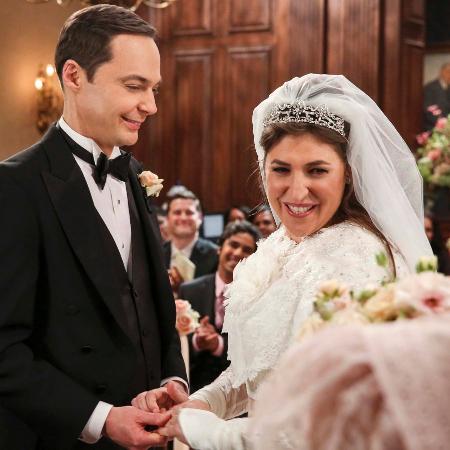 Amy (Mayim Bialik) e Sheldon (Jim Parsons) se casam em foto de "The Big Bang Theory" - Divulgação