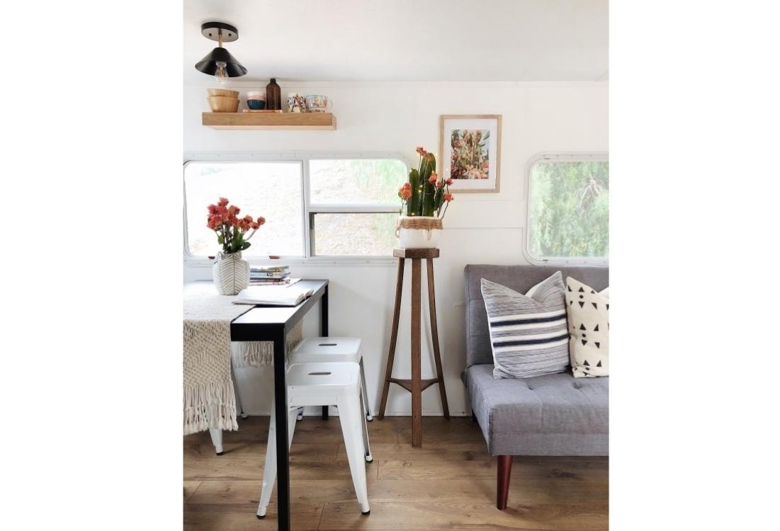 Se a ideia é estacionar o veículo em áreas verdes, recomenda-se que as janelas tenham telas e os tecidos de estofados, toalhas e almofadas sejam sintéticos, assim evita-se a presença de insetos. Os campings são alguns dos locais indicados para estacionar. Neles são comuns encontro de campistas (como os donos de motor casas e trailers se chamam) - Ashley Petrone/Divulgação