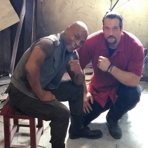 Mike Tyson e dublê nos bastidores de "China Salesman" - Reprodução - Reprodução