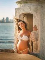 Moda Praia 2019: Tendências, dicas e looks para você se inspirar!   Biquinis para gravidas, Fotos de grávidas na praia, Fotos de mulheres  gravidas