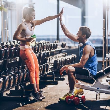Foto de fitness homem mulher treino na academia