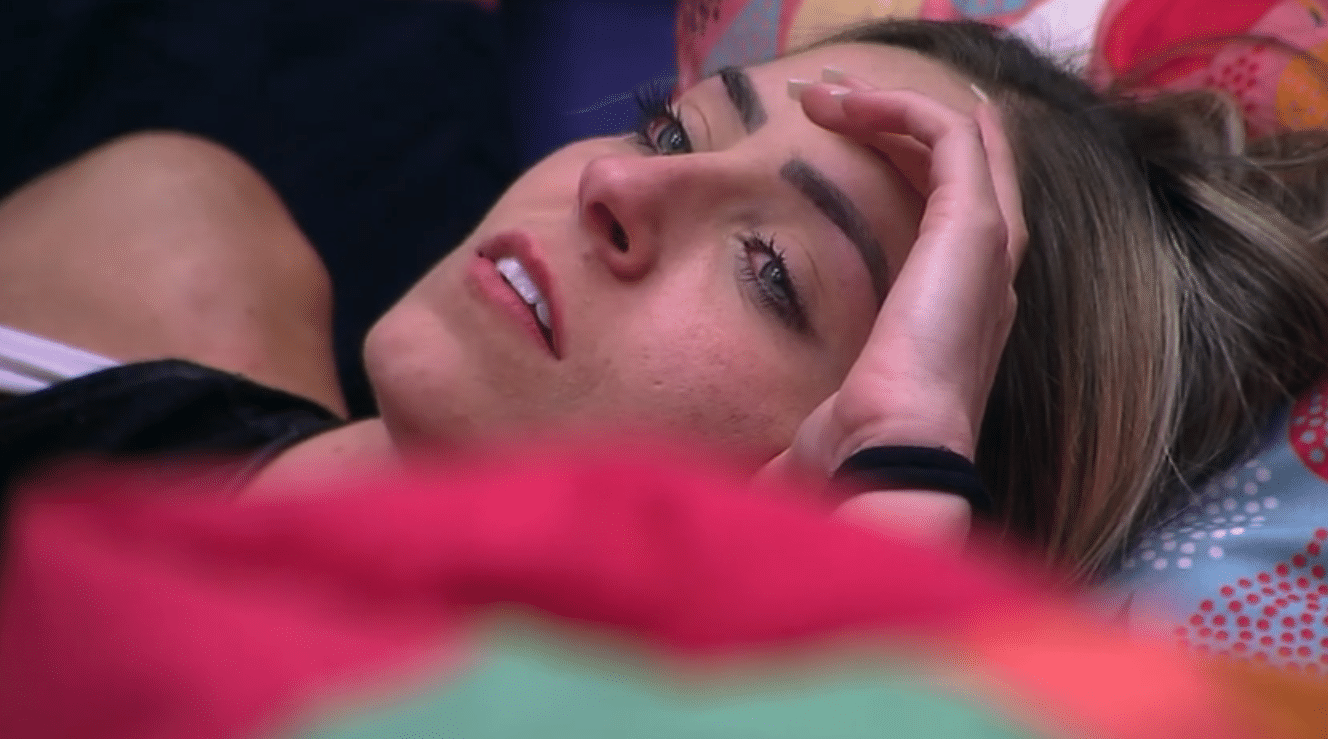 Paula chora ao saber que Hariany está no paredão triplo da semana - Reprodução/Globoplay