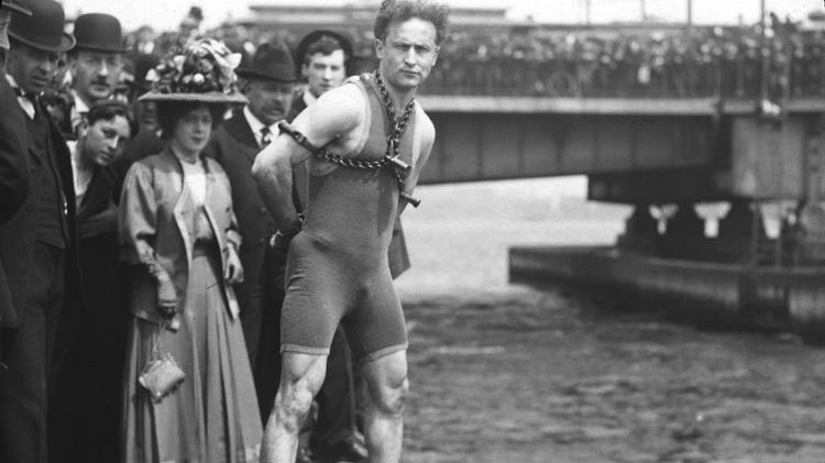 Harry Houdini durante performance em Boston, em 1908 - Library of Congress/Getty Images - Library of Congress/Getty Images