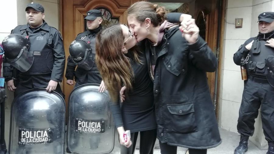 Foto de 28 de junho de 2019, mostrando Mariana Gomez (à direita) beijando sua esposa Rocio Girat em frente a tribunal em Buenos Aires - STRINGER / NOTICIAS ARGENTINAS / AFP