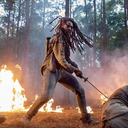 Danai Gurira em cena da décima temporada de The Walking Dead - Divulgação/EW