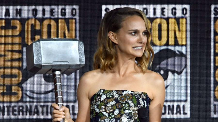 Natalie Portman segura o Mjolnir na San Diego Comic Con - Kevin Winter/Getty Images/AFP