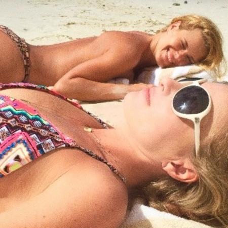 Carolina Dieckmann faz topless e curte praia ao lado de Angélica - REPRODUÇÃO/INSTAGRAM