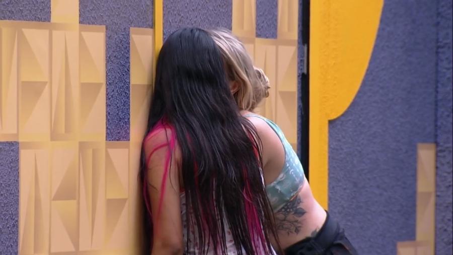 Flayslane e Marcela conversam com sisters pelo muro do BBB20 - Reprodução/Globoplay