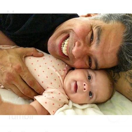 Maurício Mattar e sua filha, Ilha, de três meses - Reprodução/Instagram