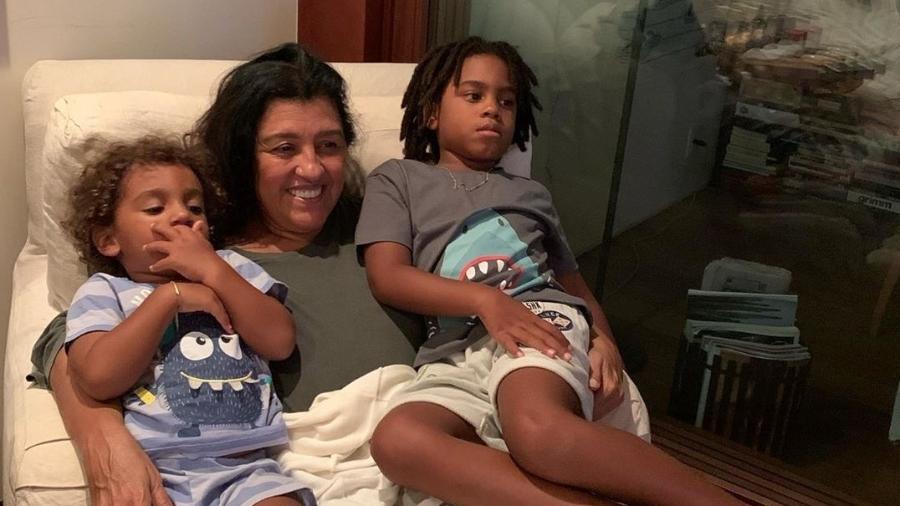 Regina Casé com o filho, Roque, de 6 anos, e do neto Brás, 2 anos. - Reprodução/Instagram