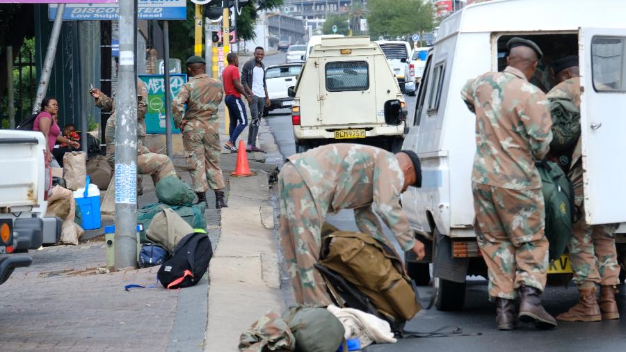 Militares se preparam para agir no combate ao coronavírus na Africa do Sul - Getty Images