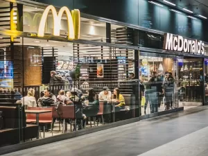 McDonald's tem queda em venda no trimestre com consumidores preocupados com despesas