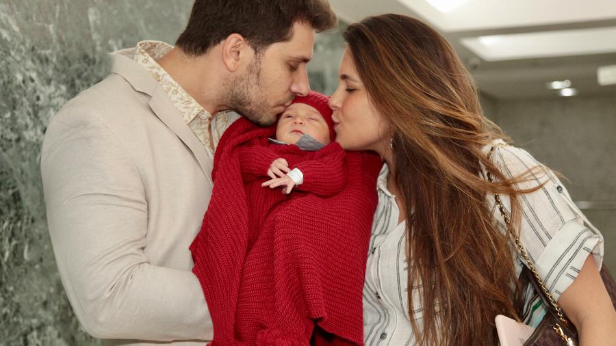 Kamilla Salgado e Eliéser Ambrosio beijam o pequeno Bento - Marcos Ribas/Brazil News