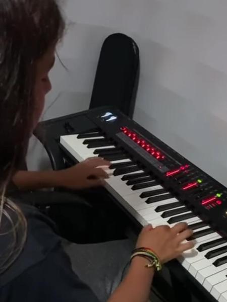 Marcelo, filho de Ivete Sangalo e Daniel Cady, deu show no teclado - Reprodução / Instagram