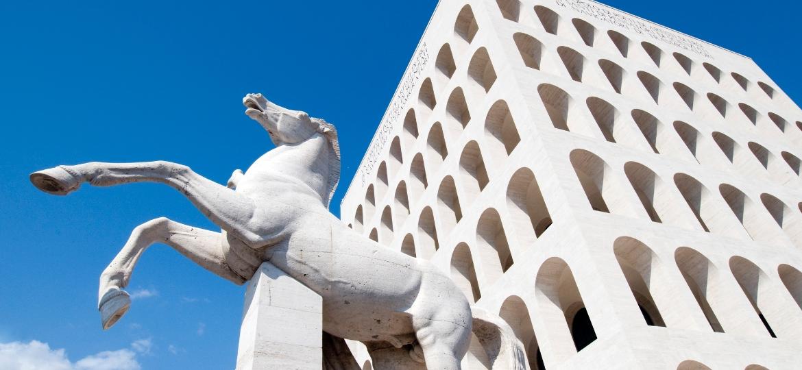 Construções grandiosas, como o Palazzo della Civiltà Italiana, marcam a região conhecida como EUR - Getty Images/iStockphoto