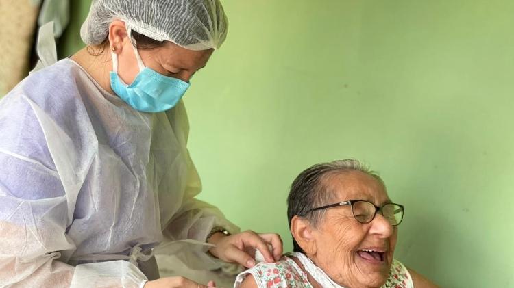 Enfermeira Maria Silvana Braga vacina idosos em casa em Itapipoca (CE) - Arquivo pessoal - Arquivo pessoal