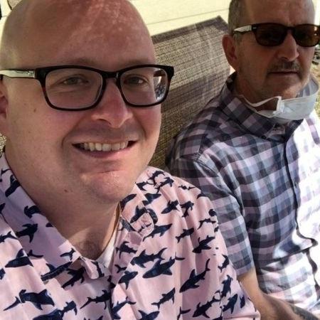 Roger Ellis (direita) começou a apresentar sintomas da doença em 2019, diz Steve Ellis (esquerda) - CORTESIA/ STEVE ELLIS