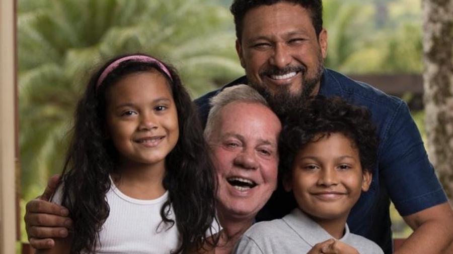 Luiz Fernando Guimarães posa com os filhos e o marido - Reprodução/Instagram