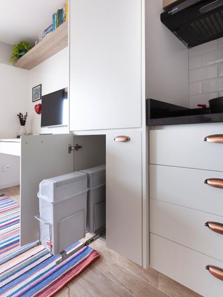 Com o estar e a cozinha dividindo o mesmo espaço, neste projeto otimizou-se ao máximo a marcenaria e levaram as lixeiras para a parte interna. Assim, o espaço fica sempre arrumado, higiênico e esteticamente harmônico - Renan Soares - Renan Soares