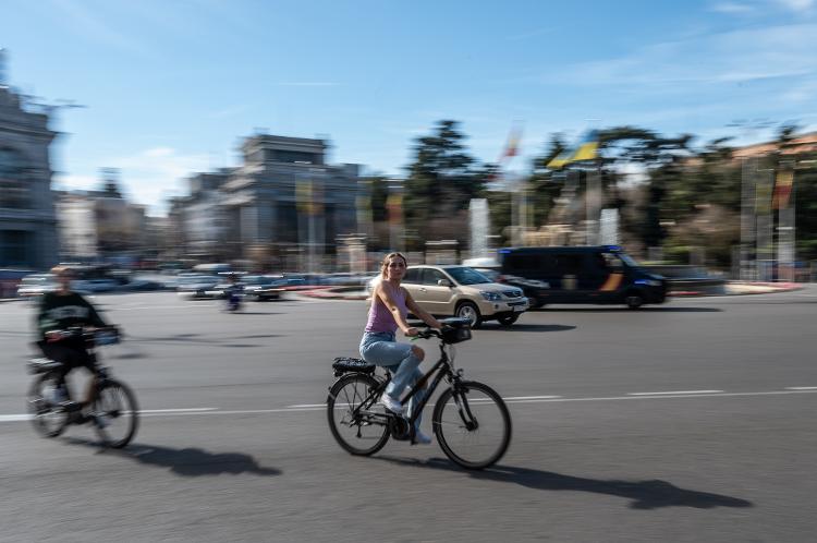 MADRID, SPAIN - 2023/03/11: A woman riding a bicycle in Cibeles Square. (Photo by Marcos del Mazo/LightRocket via Getty Images) - Marcos del Mazo/LightRocket via Getty Images - Marcos del Mazo/LightRocket via Getty Images