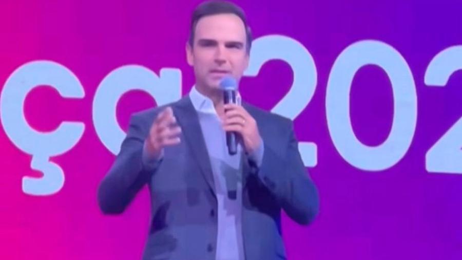 Tadeu Schmidt apresentador do BBB foi um dos que discursou no evento da Globo