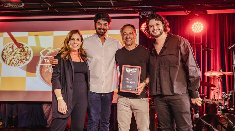 Edrey Momo recebe de Ana Lembo e José Soares o prêmio de Melhor Português pelo Tasca da Esquina