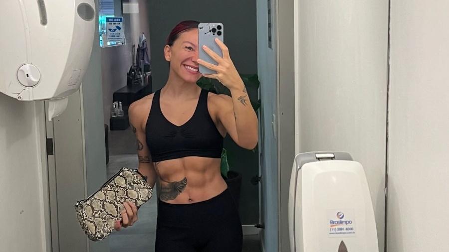 Priscilla exibe tanquinho após treino