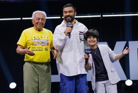 Mauricio de Sousa, ao lado do filho, Mauro Sousa; icônico quadrinista anunciou filme sobre sua vida durante a CCXP 24