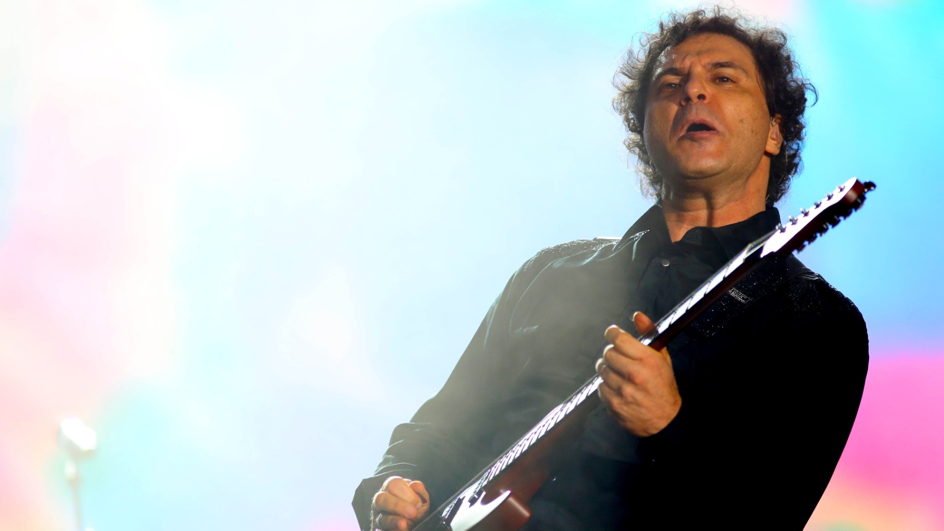 18.set.2015 - O guitarrista Frejat se apresenta com Ney Matogrosso no palco Mundo, durante o show de comemoração de 30 anos de Rock in Rio. - Fernando Maia/UOL