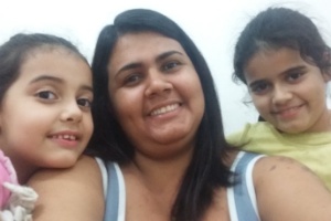 A vendedora Daniela Leite, 32, aboliu a televisão da vida das filhas Julia, de oito anos, e Carolina, de cinco anos - Arquivo pessoal - Arquivo pessoal